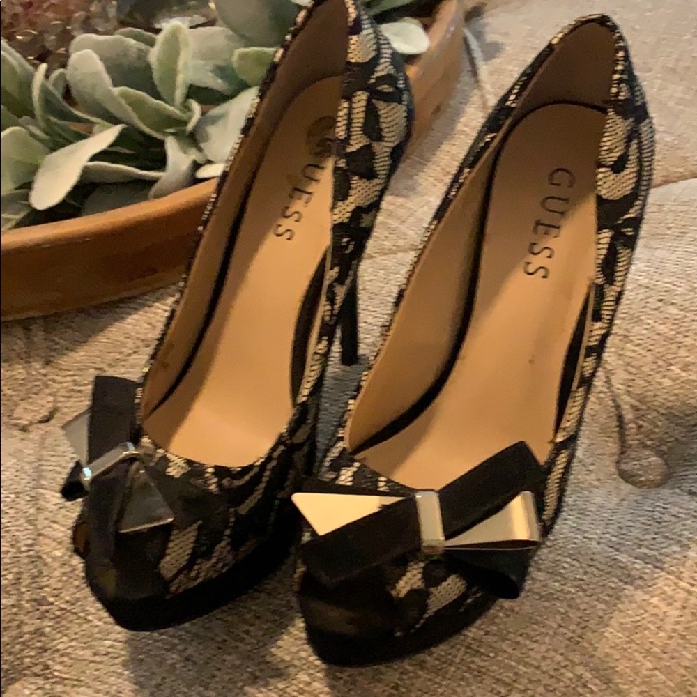 Guess pumps